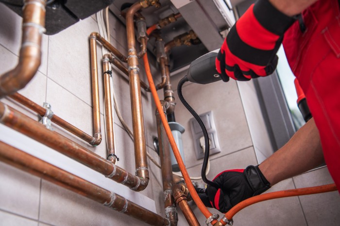 Gas technician checking for a gas leak in a Franklin, Tennessee home 